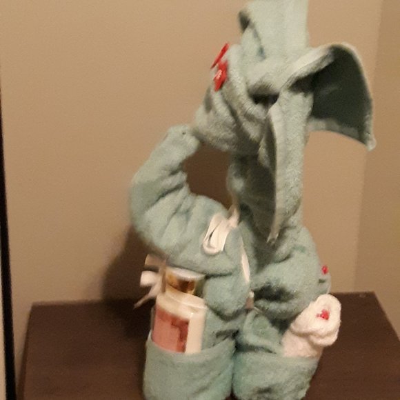 GIFT BAG: ELEPHANT TOWEL, WASH CLOTH, & LOTION SET - Picture 2 of 6